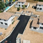 Lotissement avec maisons et route goudronnée vue aérienne