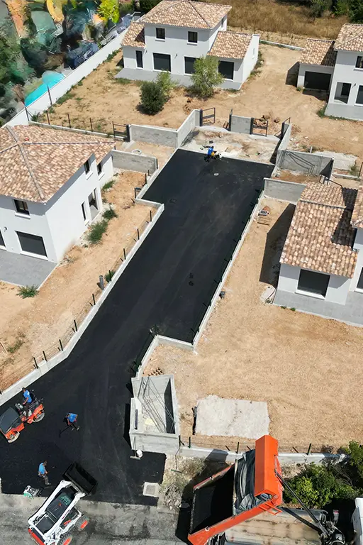 Vue aérienne d'un chantier de construction pavillonnaire.