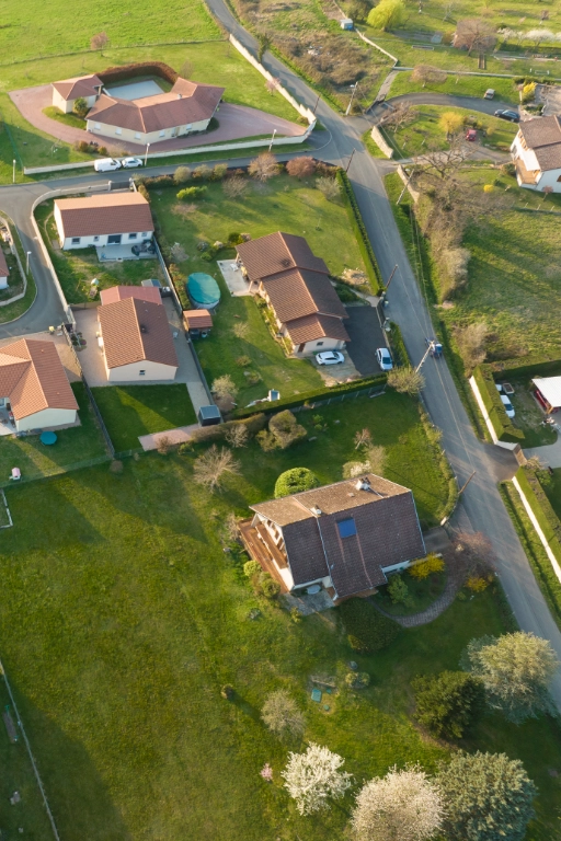 Vue aérienne de maisons avec jardin.