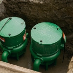 Deux fosses septiques vertes enterrées