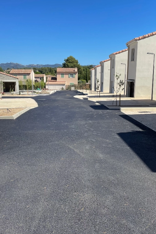 Lotissement neuf avec maisons et route asphaltée