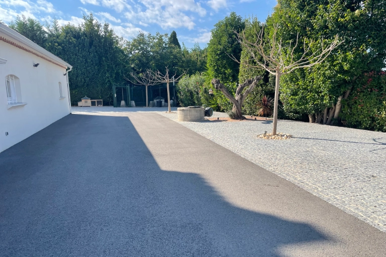 pavé avec enrobé durable cour allauch Allée pavée avec jardin arboré et maison blanche