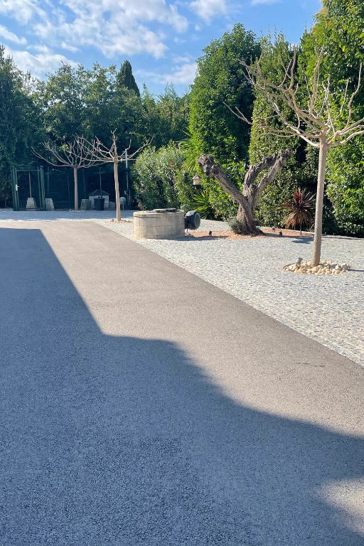 pavé avec enrobé durable pour allée piétonne à allauch Cour pavée avec arbres et puits