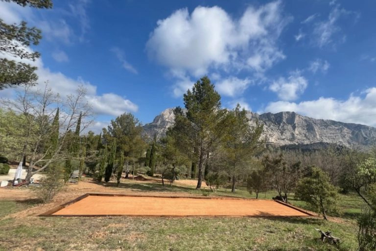 terrain de pétanque particulier aix en provence Terrain de pétanque avec montagne en arrière-plan