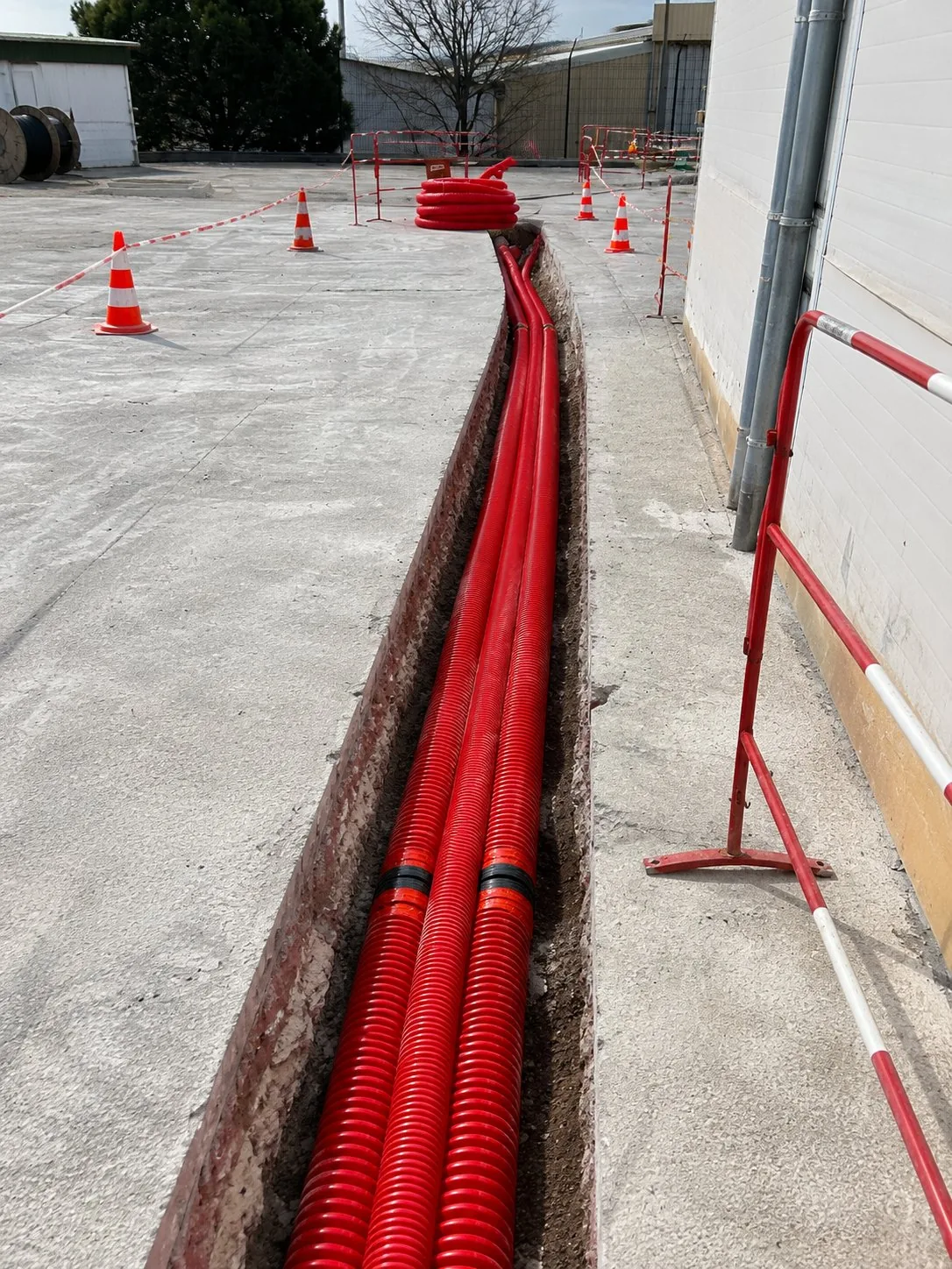 fourreaux electriques rouges tranchee vitrolles Tranchée avec gaines rouges sur chantier industriel
