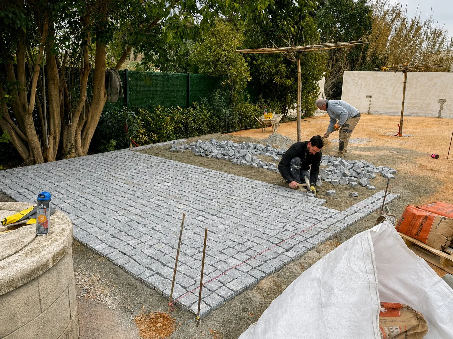 pave granit cour villa cabries Pose de pavés en pierre dans un jardin