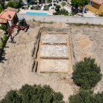 Chantier d’excavation avec pelleteuse et dalles enterrées