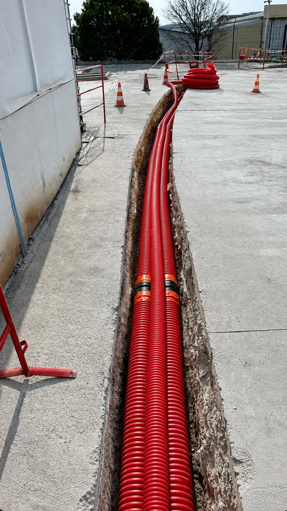 tranchee fourreaux electriques dalle vitrolles Tranchée avec gaines rouges sur chantier