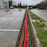 Tranchée avec gaines rouges et vertes parking